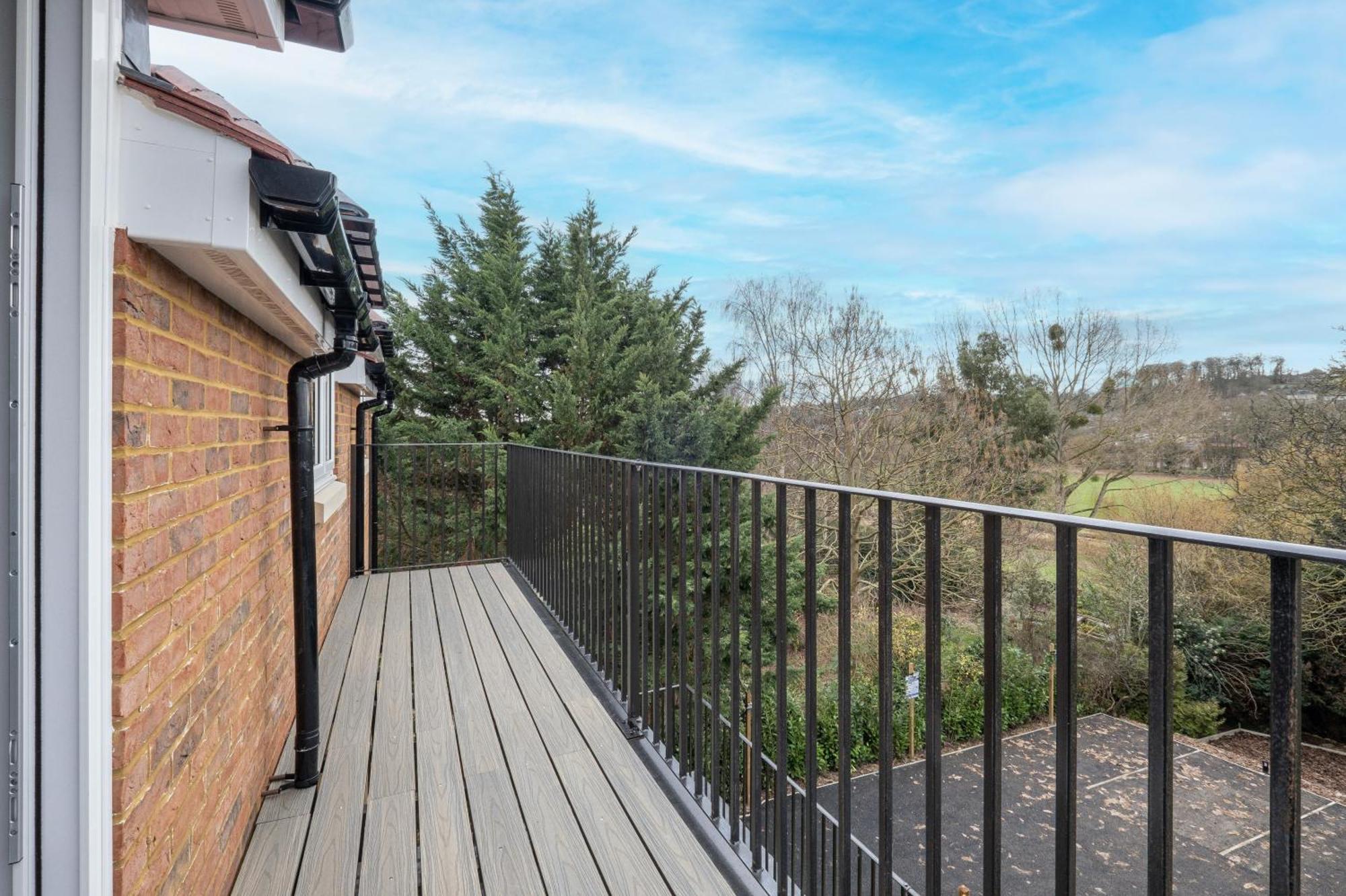 2 Bedroom Penthouse With Parking High Wycombe By 360Stays Exteriör bild