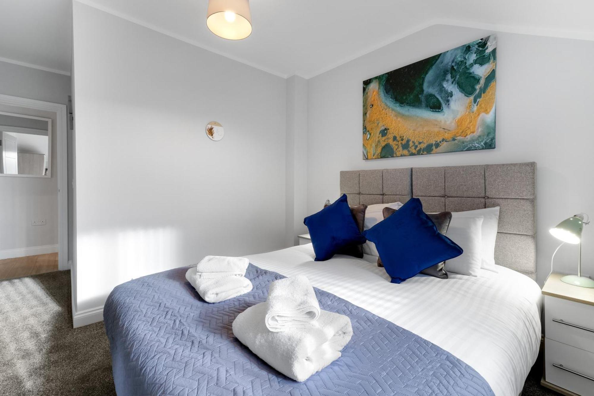 2 Bedroom Penthouse With Parking High Wycombe By 360Stays Exteriör bild