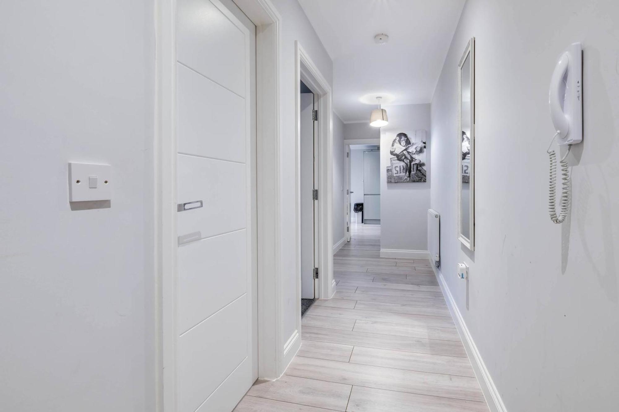2 Bedroom Penthouse With Parking High Wycombe By 360Stays Exteriör bild