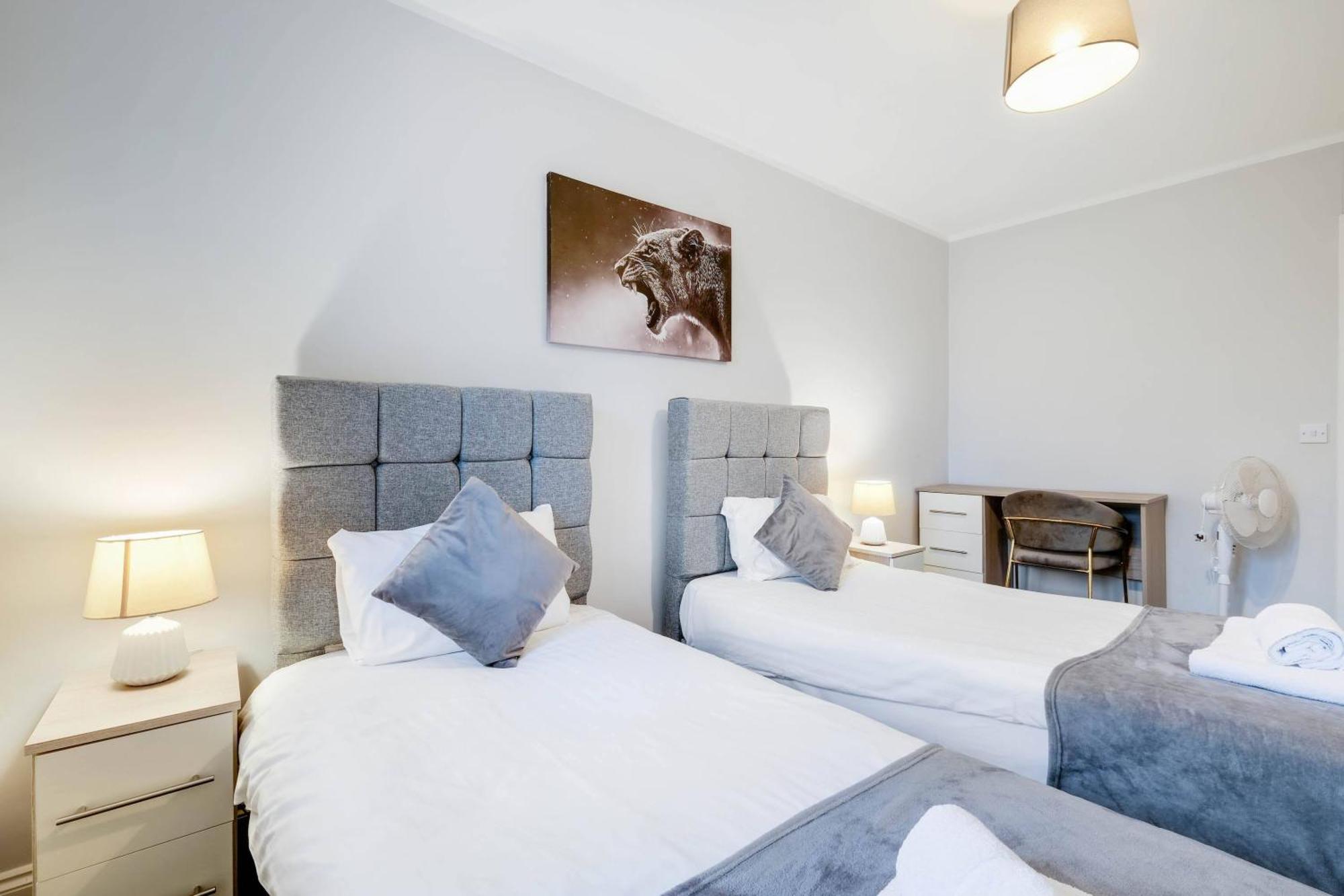 2 Bedroom Penthouse With Parking High Wycombe By 360Stays Exteriör bild