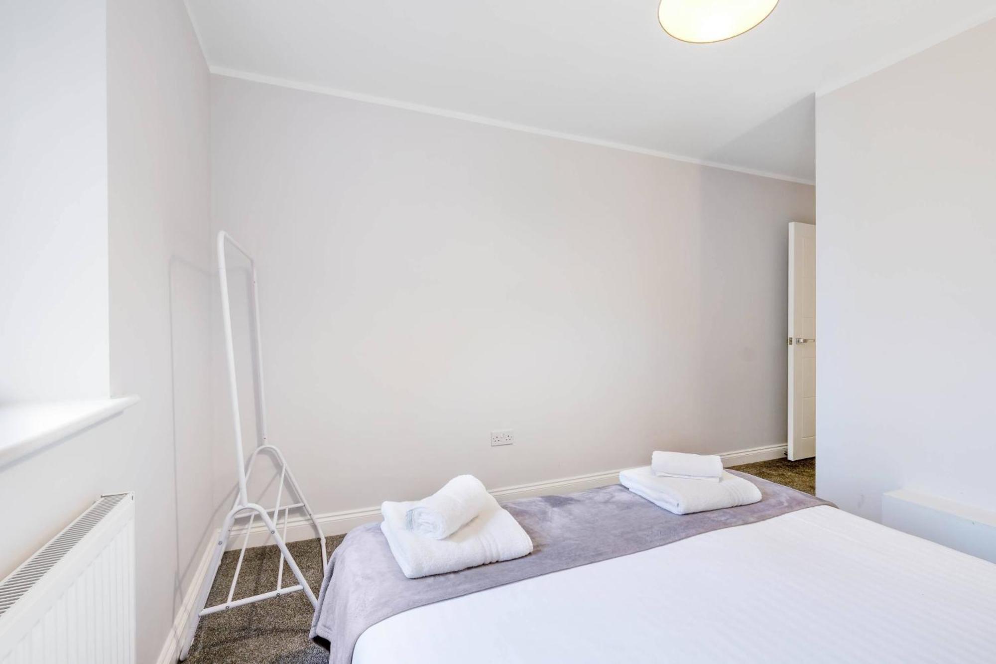 2 Bedroom Penthouse With Parking High Wycombe By 360Stays Exteriör bild