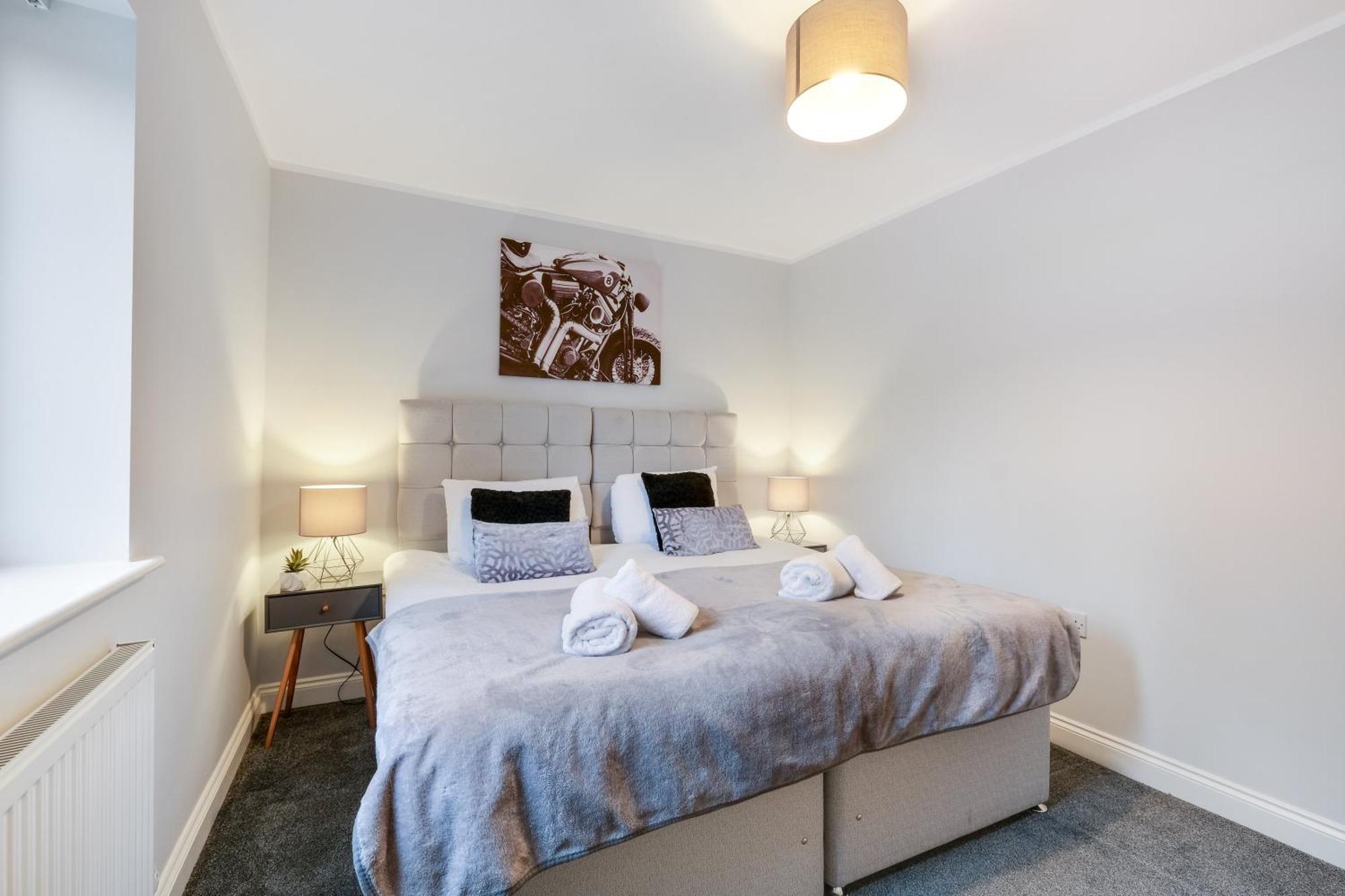 2 Bedroom Penthouse With Parking High Wycombe By 360Stays Exteriör bild